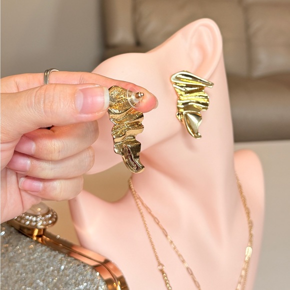 ⚜️ Bold Gold Statement Earrings - Picture 7 of 9